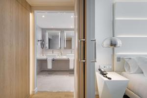 馬拉加的住宿－NH馬拉加酒店，一间卧室,配有带水槽的浴室和一张床
