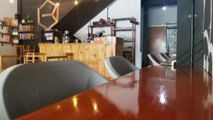 uma sala de conferências com uma mesa de madeira e cadeiras em CoffeeBunk Hostel em Tangerang