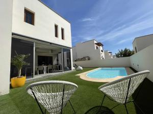 Bazén v ubytování Holyhome villa cinema perfect for families nebo v jeho okolí