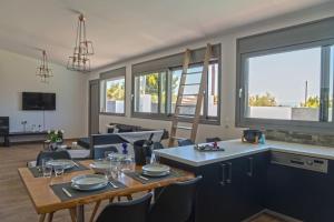 Televízia a/alebo spoločenská miestnosť v ubytovaní Thermis Luxury Villa, Loutraki