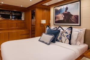 1 dormitorio con 1 cama blanca grande con almohadas en EssoEss Boat - Five Star - Exclusive use, en Palma de Mallorca