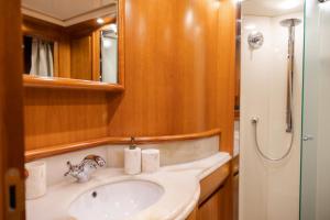 y baño con lavabo, espejo y ducha. en EssoEss Boat - Five Star - Exclusive use, en Palma de Mallorca