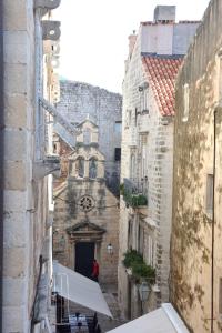 um beco numa cidade velha com um edifício em Studio In em Dubrovnik