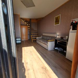 Zimmer mit einem Bett und einem Schreibtisch. in der Unterkunft Дом с видом на море на Белом пляже in Novy Afon