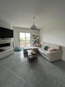 ein Wohnzimmer mit einem Sofa und einem Tisch in der Unterkunft A casa di Milly in Triggiano