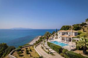 uma vista aérea de uma villa com piscina e mar em Villa Thalassa Kefaloniaprivatevillas em Trapezaki