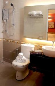 y baño con aseo, lavabo y ducha. en Fomecs Boutique Hotel, Jonker Street, en Melaka