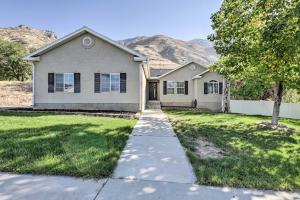 ein Haus mit einem Berg im Hintergrund in der Unterkunft Provo Home about 4 Mi to Brigham Young University in Provo