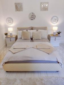 una camera da letto con un grande letto con due comodini di Patak apartman a Eger