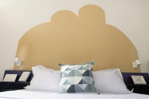 Bacoor的住宿－Hive Manila Guesthouse -Netflix,400mbps WI-FI，一间卧室配有一张带大床头板的床