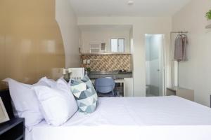 Bacoor的住宿－Hive Manila Guesthouse -Netflix,400mbps WI-FI，一间卧室配有带白色床单和枕头的床。