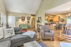 een woonkamer met een bank en stoelen en een keuken bij Grand Pine Bush Retreat on 2 Acres with Deck! in Pine Bush