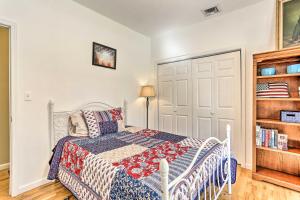 - une chambre avec un lit et une étagère dans l'établissement Grand Pine Bush Retreat on 2 Acres with Deck!, à Pine Bush