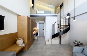pasillo con escalera y sala de estar en Serenity Suites, en Nikiti