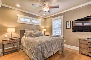 a bedroom with a bed and a ceiling fan at Hyde Park Luxury Studio with Prime Location! in Tampa