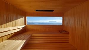 un sauna avec une grande fenêtre au milieu dans l'établissement Studio 1111 with Sauna & Hot Tub, à Dravograd