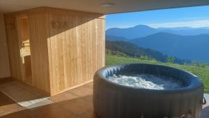 Cette chambre comprend un bain à remous et offre une vue sur la montagne. dans l'établissement Studio 1111 with Sauna & Hot Tub, à Dravograd