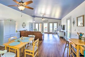 ein Esszimmer und ein Wohnzimmer mit einem Tisch und Stühlen in der Unterkunft Granvilles Blue Cottage Porch and River View! 