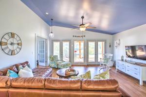 ein Wohnzimmer mit einem Sofa und einem TV in der Unterkunft Granvilles Blue Cottage Porch and River View! 