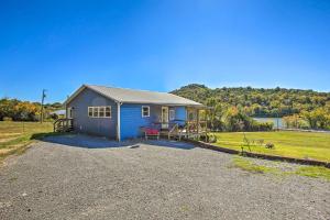 ein blaues Haus mit Kieseinfahrt in der Unterkunft Granvilles Blue Cottage Porch and River View! 