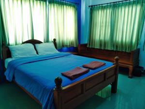 1 dormitorio con 1 cama con 2 toallas en Kasarin Court, en Fang