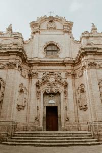 ナルドにあるRelais Monastero Santa Teresa - Albergo Diffusoの階段とドアのある大きな石造りの建物