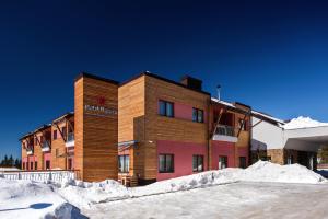 ein Gebäude mit Schnee davor in der Unterkunft Hotel Natura in Zreče