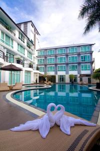Der Swimmingpool an oder in der Nähe von A-Te Chumphon Hotel - SHA Plus