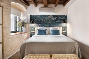 ein Schlafzimmer mit einem großen Bett mit blauen Wänden in der Unterkunft La Sillería de Arfe by Magno Apartments in Sevilla