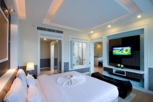 Ein Bett oder Betten in einem Zimmer der Unterkunft A-Te Chumphon Hotel - SHA Plus