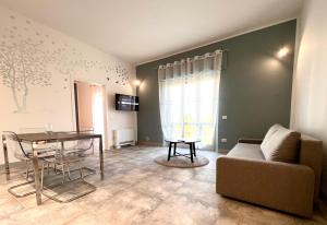 sala de estar con sofá y mesa en Ubertini House en Arezzo