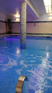 - une piscine avec un pilier dans l'eau dans l'établissement Hotel Argos Ibiza, à Talamanca