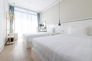 Postel nebo postele na pokoji v ubytování Grace Samudera Hotel