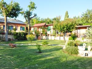 ein Haus mit einem Hof mit zwei Schwänen in der Unterkunft Country House Al Faraone in Poggio Picenze