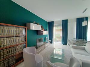 ミラノにあるElegant Flat for 6 with 2 Balconiesの緑の壁のリビングルーム(白い椅子付)