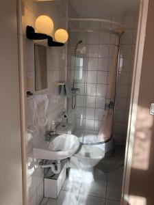 y baño con aseo, lavabo y ducha. en U Szermierzy, en Wroclaw