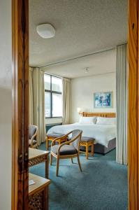 شقق غاردنس سنتر هوليدي في كيب تاون: غرفة فندقية بسرير وطاولة وكراسي