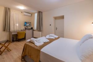 Postel nebo postele na pokoji v ubytování Plaka Arch Suites