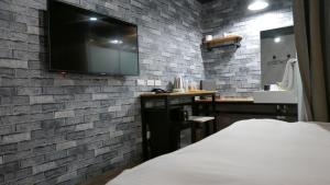 TV a/nebo společenská místnost v ubytování NYS Loft Hotel