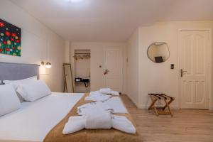Postel nebo postele na pokoji v ubytování Plaka Arch Suites