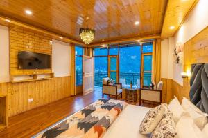 um quarto com uma cama e uma televisão num quarto em The 14 Gables, A Boutique Stay em Manali