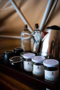 półka ze słoikami i czajnikiem do herbaty w obiekcie Bali Jungle Camping by Amerta Experience w mieście Tabanan