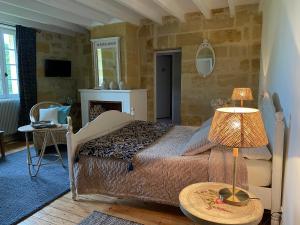 1 dormitorio con 1 cama y 1 lámpara en una mesa en La Girondine, en Saint-Philippe-dʼAiguille