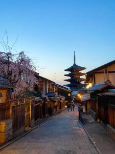 una strada in un villaggio asiatico con una pagoda di Rinn Gion Yasaka a Kyoto