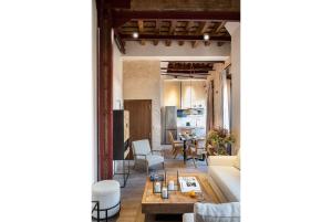 ein Wohnzimmer mit einem Sofa und einem Tisch in der Unterkunft La Sillería de Arfe by Magno Apartments in Sevilla