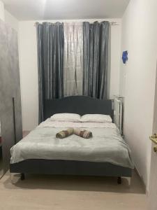 ein Bett mit zwei Paar Hausschuhen drauf in der Unterkunft Appartamento Mire&Geo in Voghera