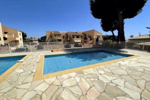 una piscina in mezzo a un cortile di charmand studio en résidence avec piscine a Bandol Altre 9 foto