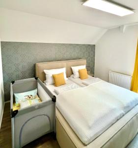 a small bedroom with two beds and a crib at Reibersdorfer Hof in Parkstetten