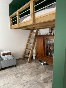 Cette chambre comprend une mezzanine et une armoire en bois. dans l'établissement Wrocławska 107, à Wałbrzych