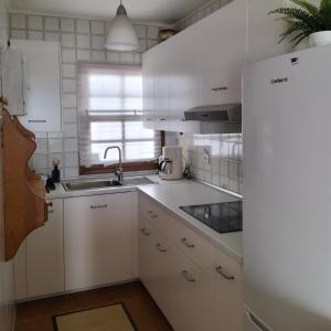 a kitchen with white cabinets and a sink and a window at Apartamento 2 dormitorios cerca de la playa en Puerto del Carmen in Puerto del Carmen